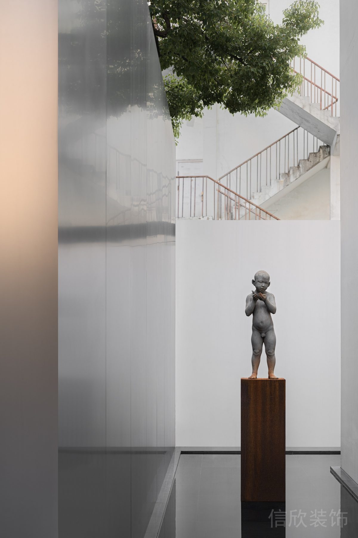 原木條形展示柜設(shè)計(jì)鋁合金墻壁裝修辦公室過(guò)道設(shè)計(jì)