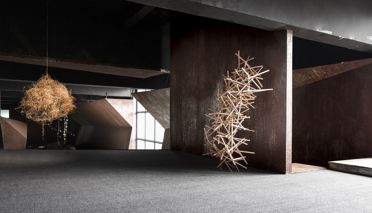 藝術(shù)感紅色墻體隔斷工業(yè)風(fēng)辦公室走廊效果圖