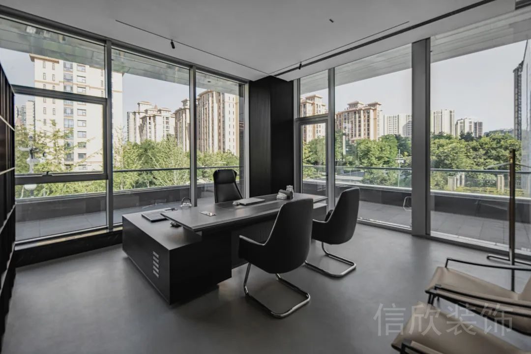 總裁辦公室裝修黑色皮革沙發(fā)效果圖玻璃隔斷裝修圖