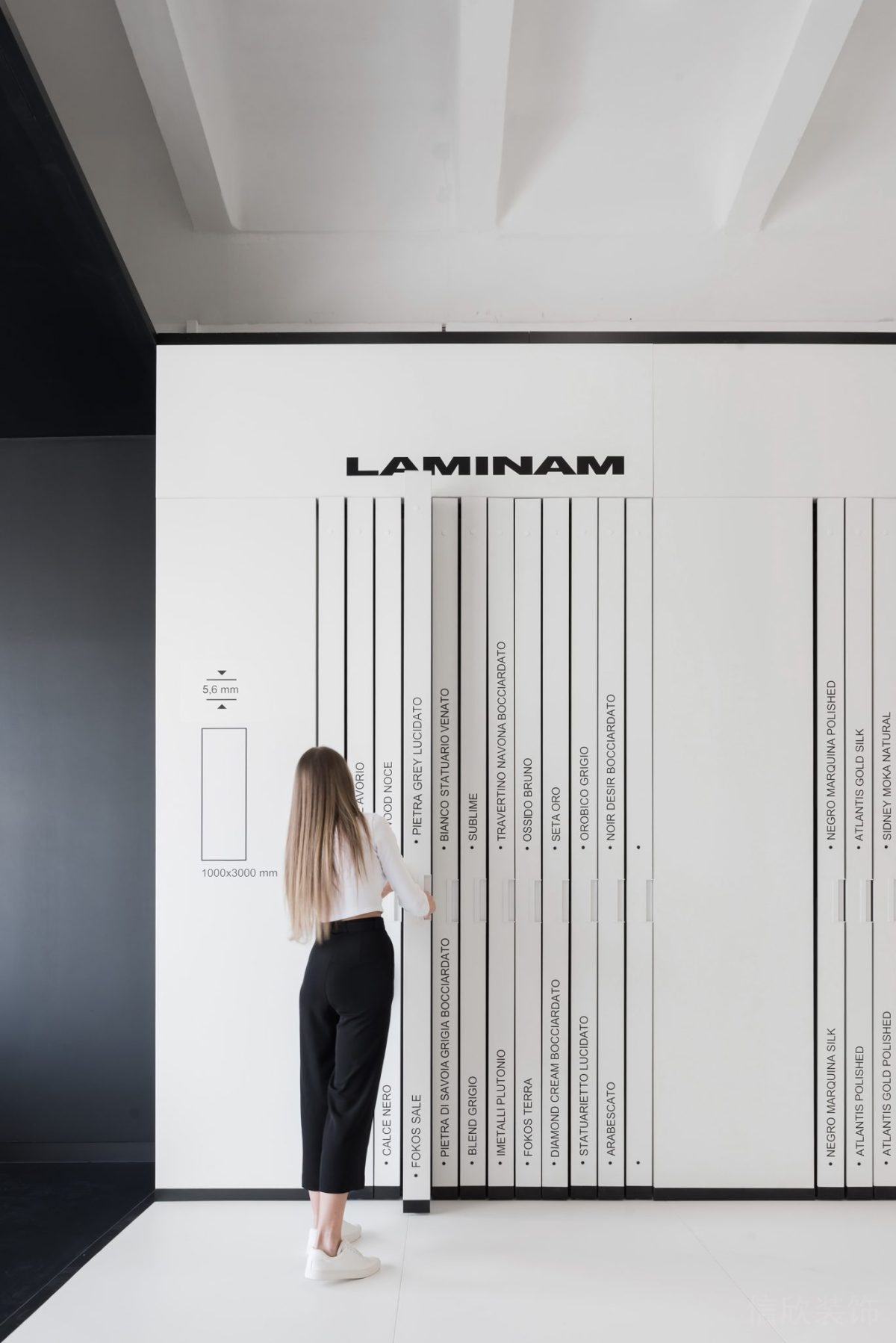 白色金屬字母墻體效果抽拉式效果裝修儲(chǔ)物柜墻體設(shè)計(jì)辦公室