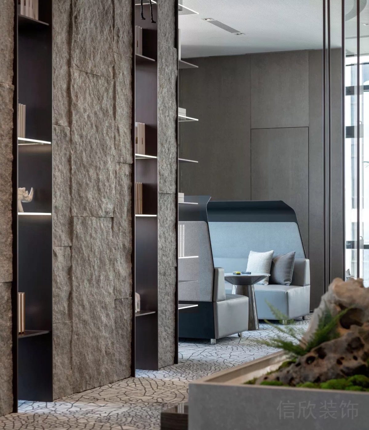 儲物設(shè)計(jì)效果圖石板材效果灰藍(lán)色沙發(fā)休息區(qū)辦公室裝修