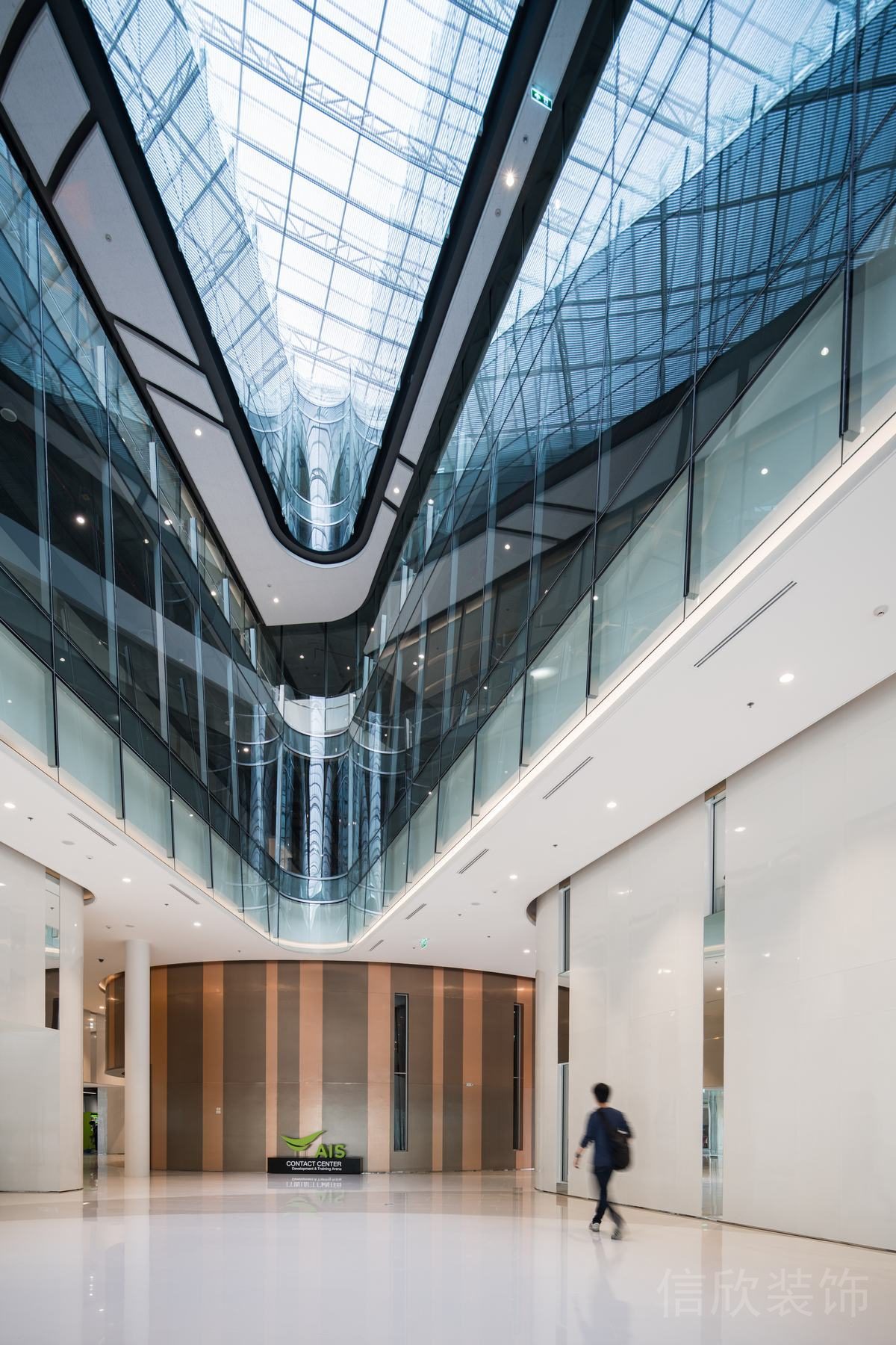 楓木紅木穿插條形環(huán)形墻壁裝修大理石白色瓷磚設(shè)計辦公室大廳裝修效果圖