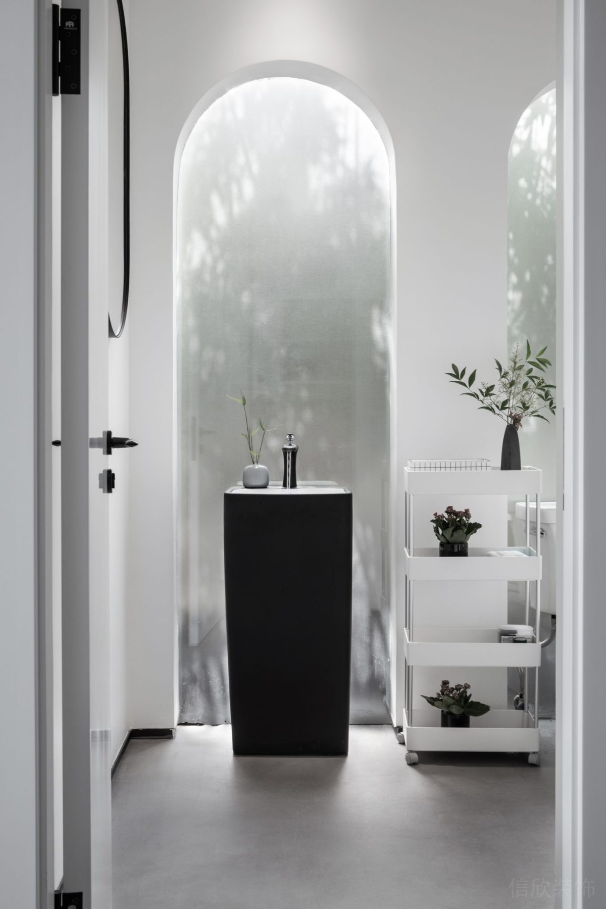 拱形玻璃隔斷設(shè)計(jì)效果裝修黑色儲物臺簡約辦公室設(shè)計(jì)效果圖