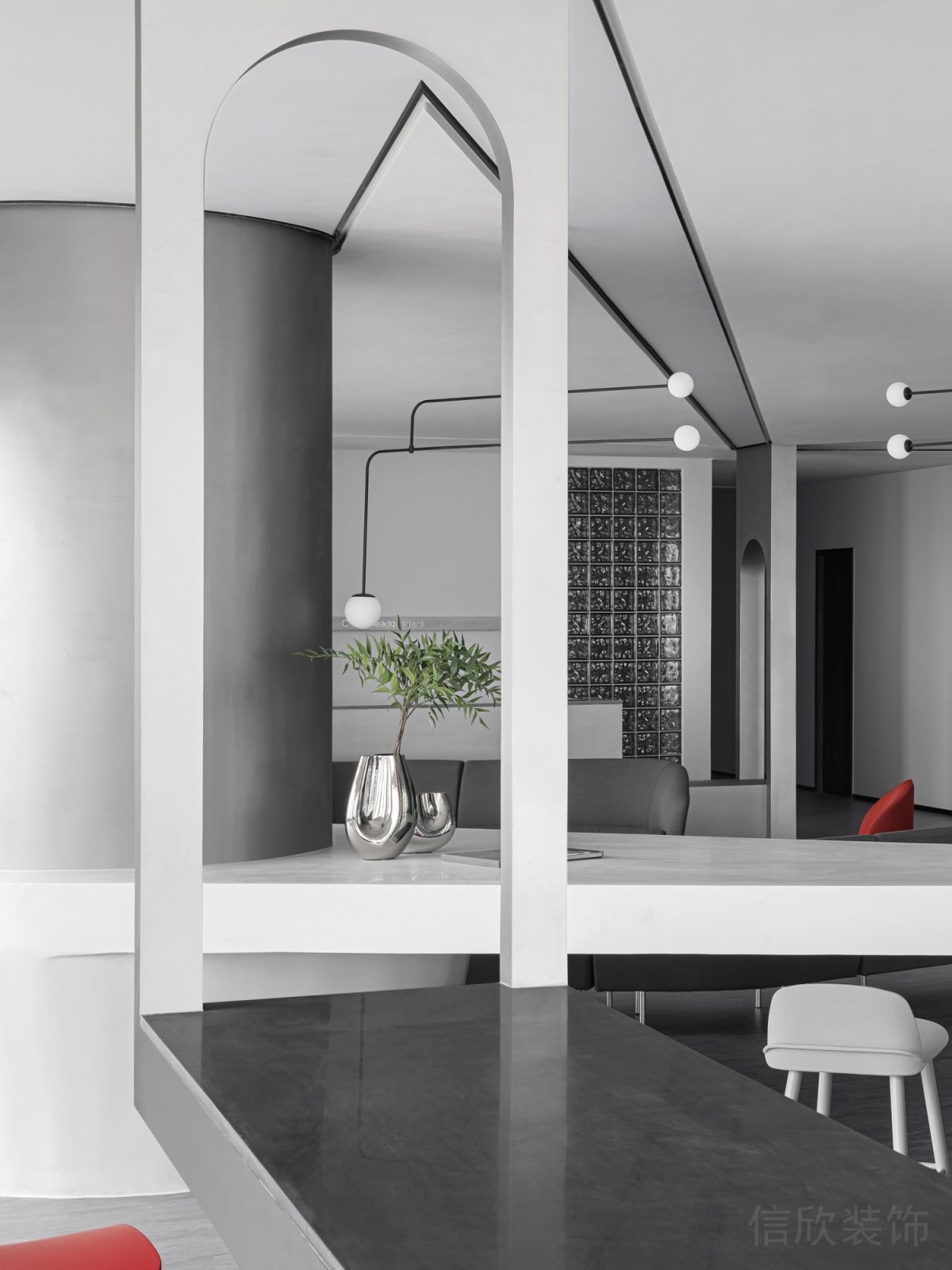 拱形灰色調(diào)墻體鏤空隔斷設(shè)計(jì)辦公室大廳休息區(qū)裝修