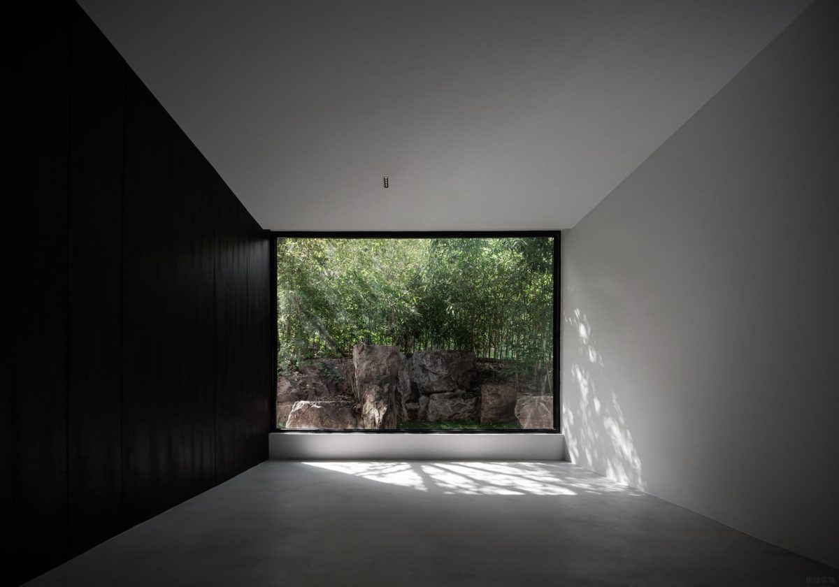 黑白色調(diào)設(shè)計(jì)辦公室過(guò)道微景觀(guān)地臺(tái)環(huán)形白色效果