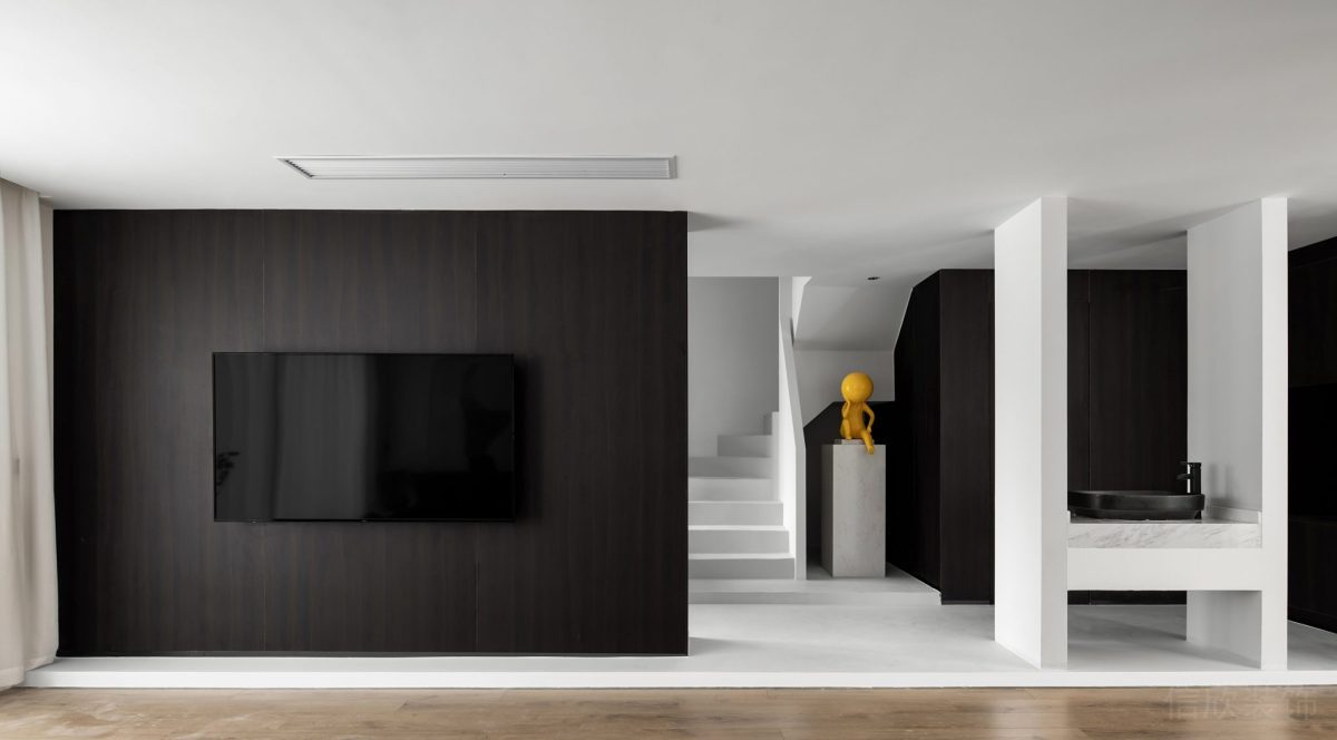 黑白色調(diào)深色木飾面墻柱鏤空效果白色設(shè)計(jì)洗手池過道