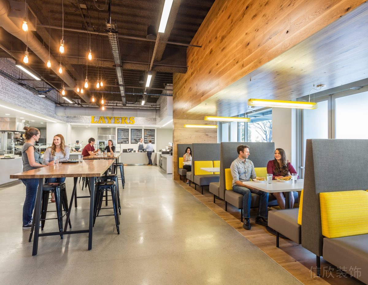 黑色工業風天花板設計懸吊式極簡風暖色調燈泡裝修辦公室員工休息區裝修效果圖