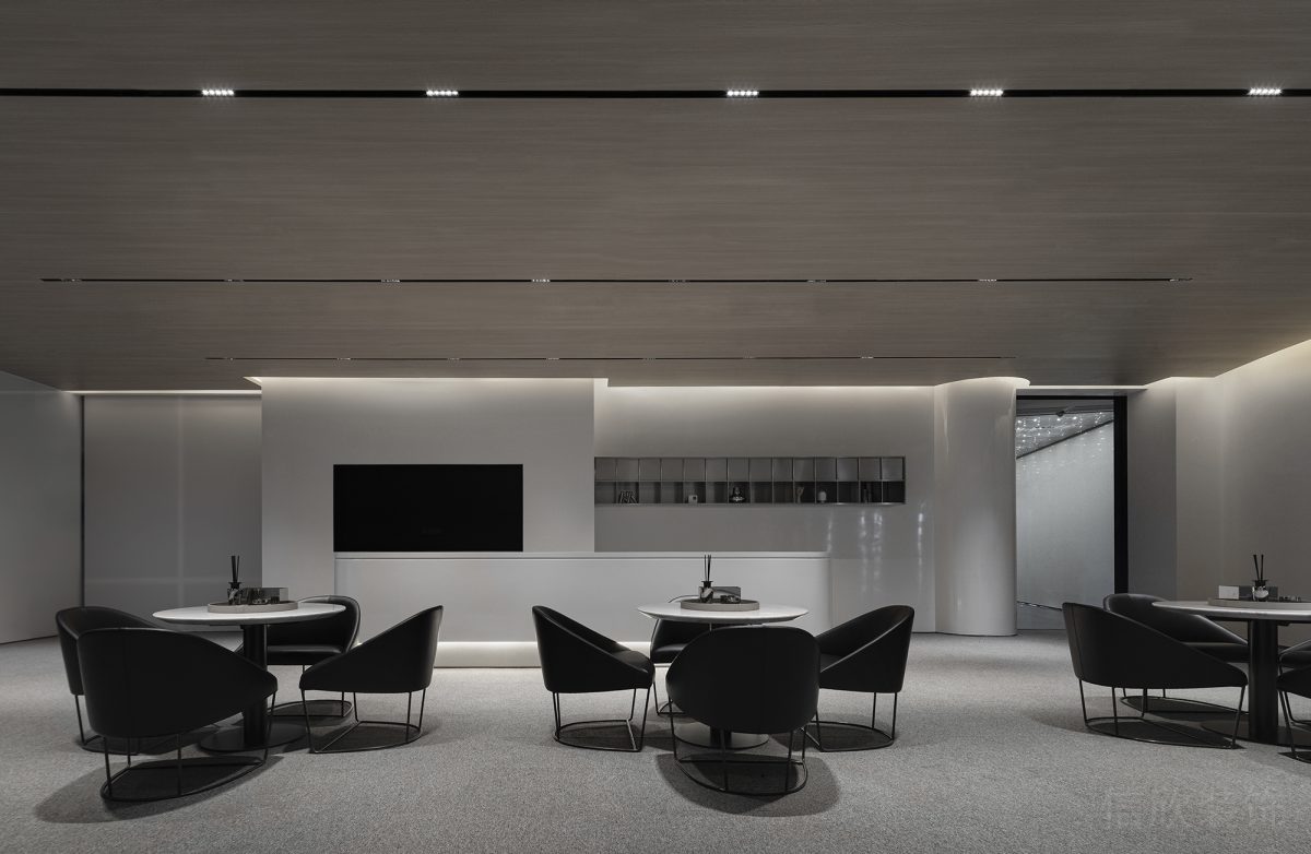 黑色座椅休息區(qū)裝修設(shè)計(jì)木飾面天花射燈設(shè)計(jì)圖辦公室