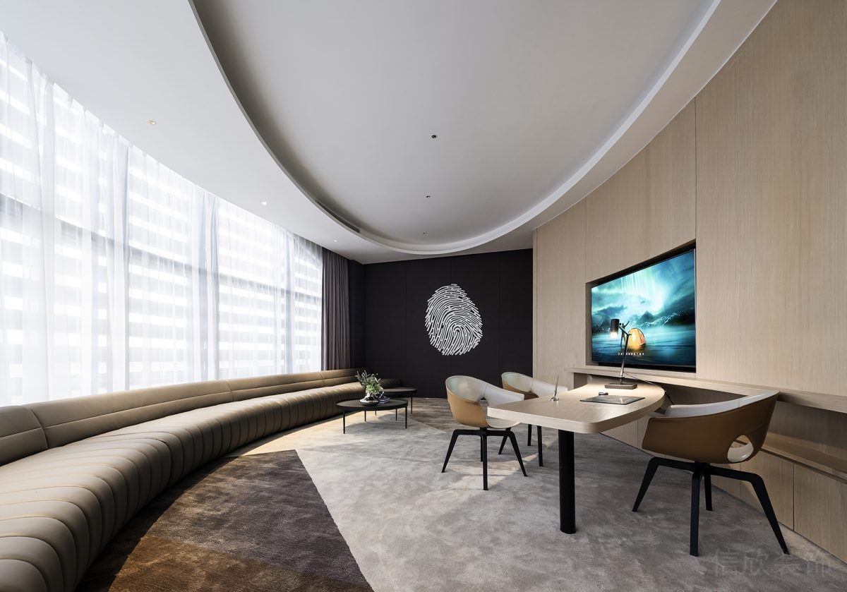 環(huán)形軟包沙發(fā)裝修辦公室貴賓室洽談室裝修棕色調(diào)效果實(shí)木墻體弧線設(shè)計(jì)