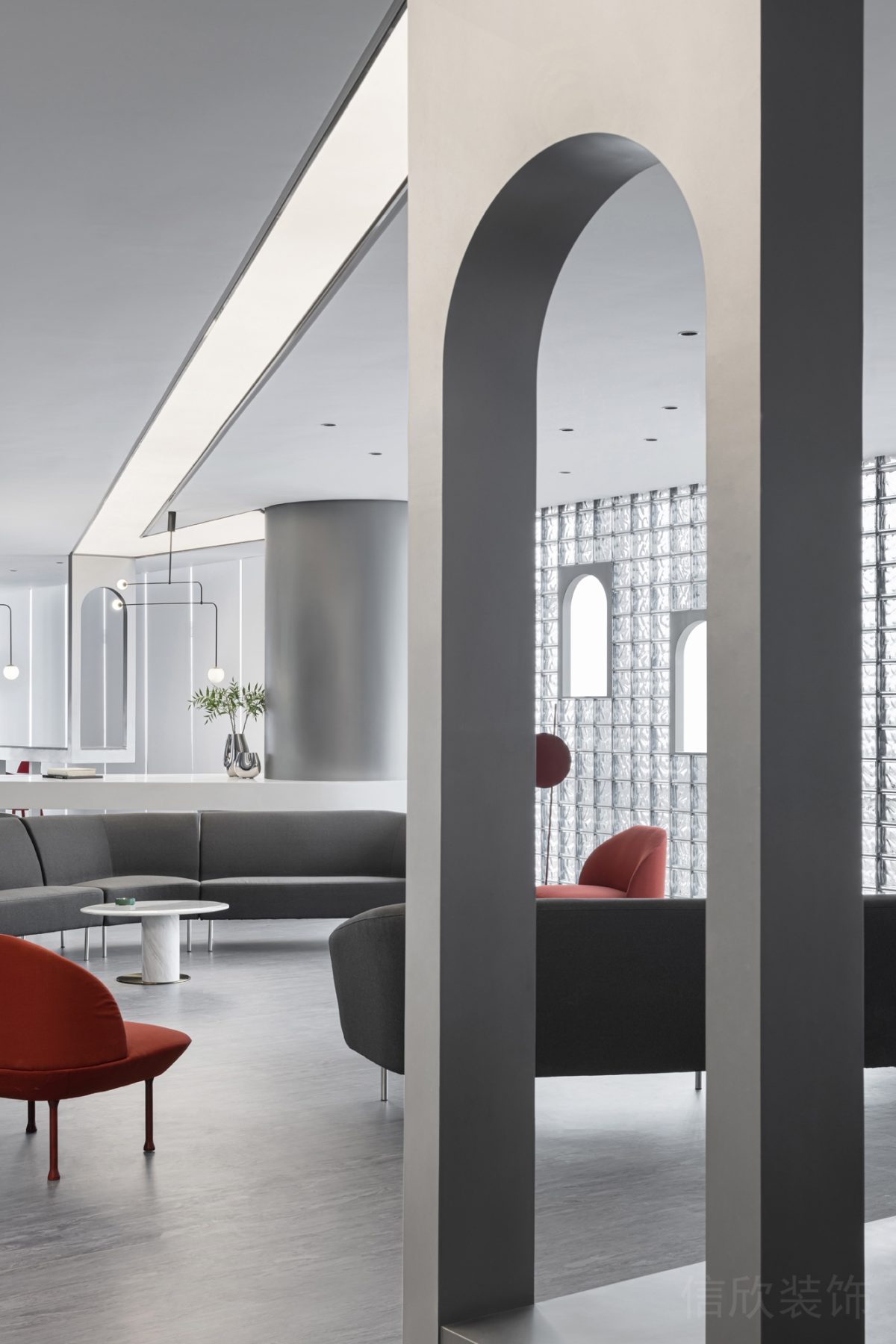 弧形設(shè)計(jì)灰色調(diào)鏤空隔斷效果地臺休息區(qū)天花led燈飾設(shè)計(jì)圖辦公室