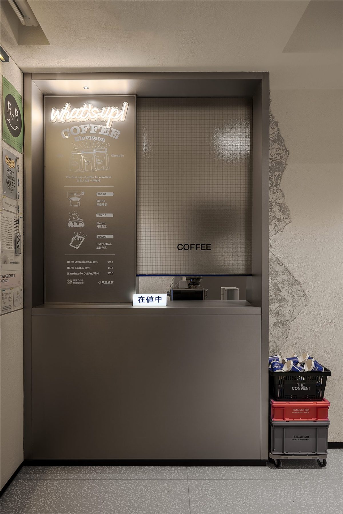 金屬咖啡店設(shè)計(jì)裝修半墻玻璃隔斷裝修效果水磨石地板辦公室