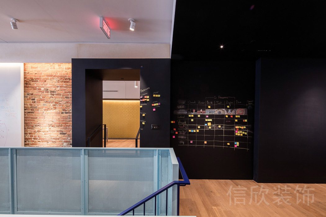 可涂鴉式墻壁設(shè)計(jì)藍(lán)色不銹鋼樓梯扶手裝修辦公室裝修效果圖