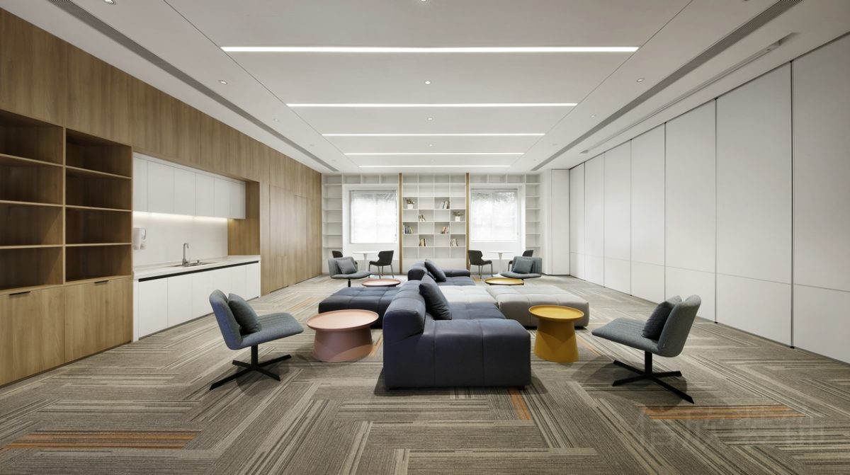 流動(dòng)性家居美學(xué)辦公室設(shè)計(jì)藍(lán)色榻榻米沙發(fā)地毯效果圖開放式休息區(qū)