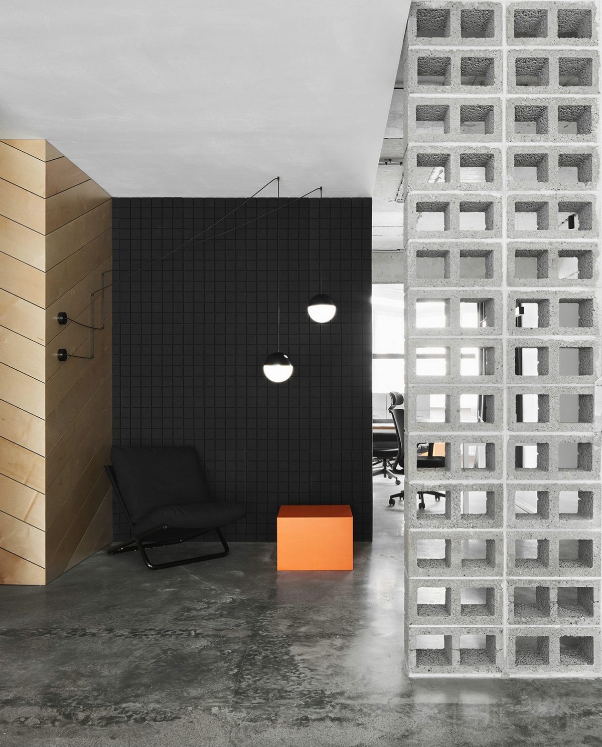 鏤空墻體方磚設(shè)計(jì)效果工業(yè)風(fēng)過道pvc地板設(shè)計(jì)墻體黑色效果圖