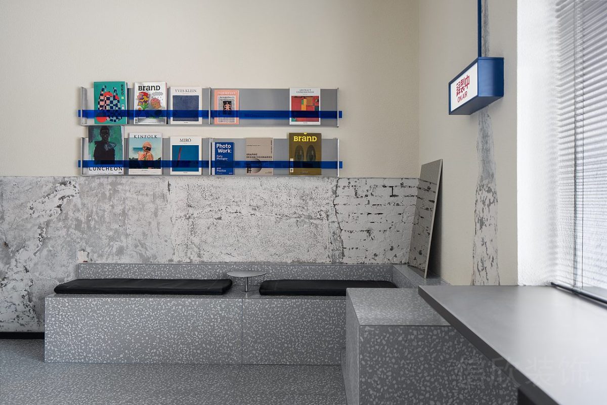 藍(lán)色隔斷直線式儲物置物架設(shè)計(jì)水磨石2地板裝修半墻灰色石板效果裝修