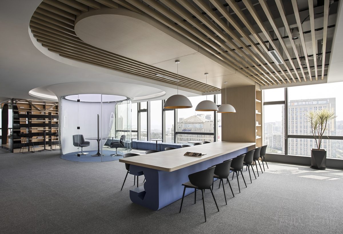 藍色幾何創意造型會議室設計開放式討論區辦公室設計天花環形木質設計鏤空裝修圖
