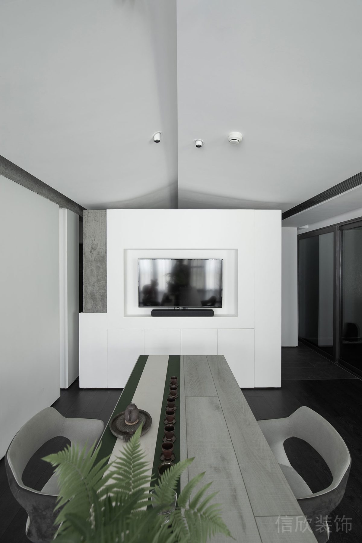 洽談室茶藝室裝修白色收納墻體設計效果射燈木飾面裝修