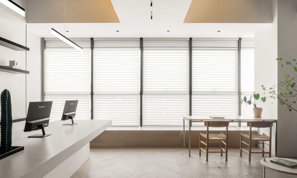 洽談室工作室小戶型設(shè)計(jì)辦公室裝修實(shí)木材質(zhì)座椅百葉窗玻璃設(shè)計(jì)圖