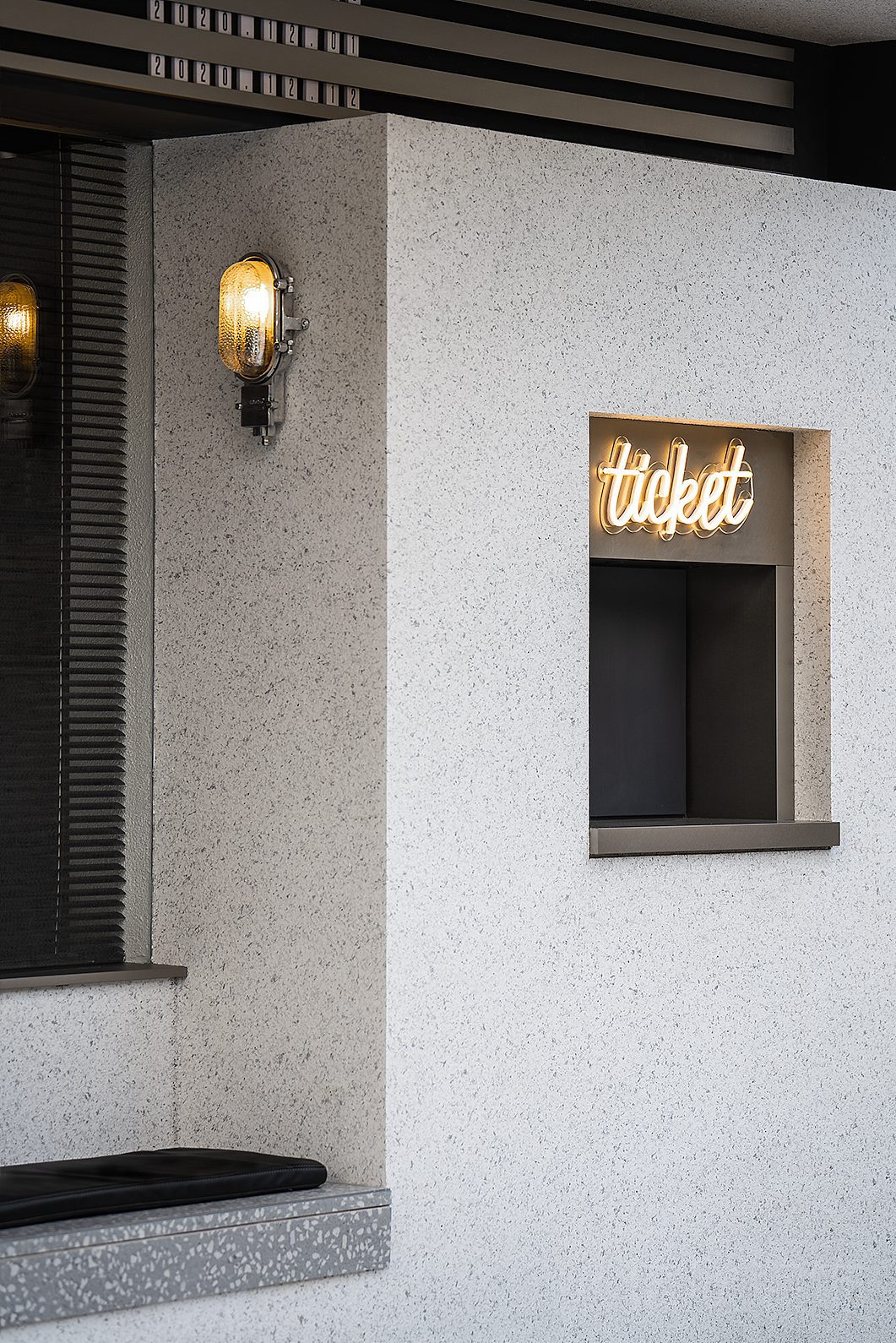 水磨石奧利奧色系現(xiàn)代簡約風(fēng)鏤空墻體隔斷出餐口設(shè)計(jì)辦公室裝修