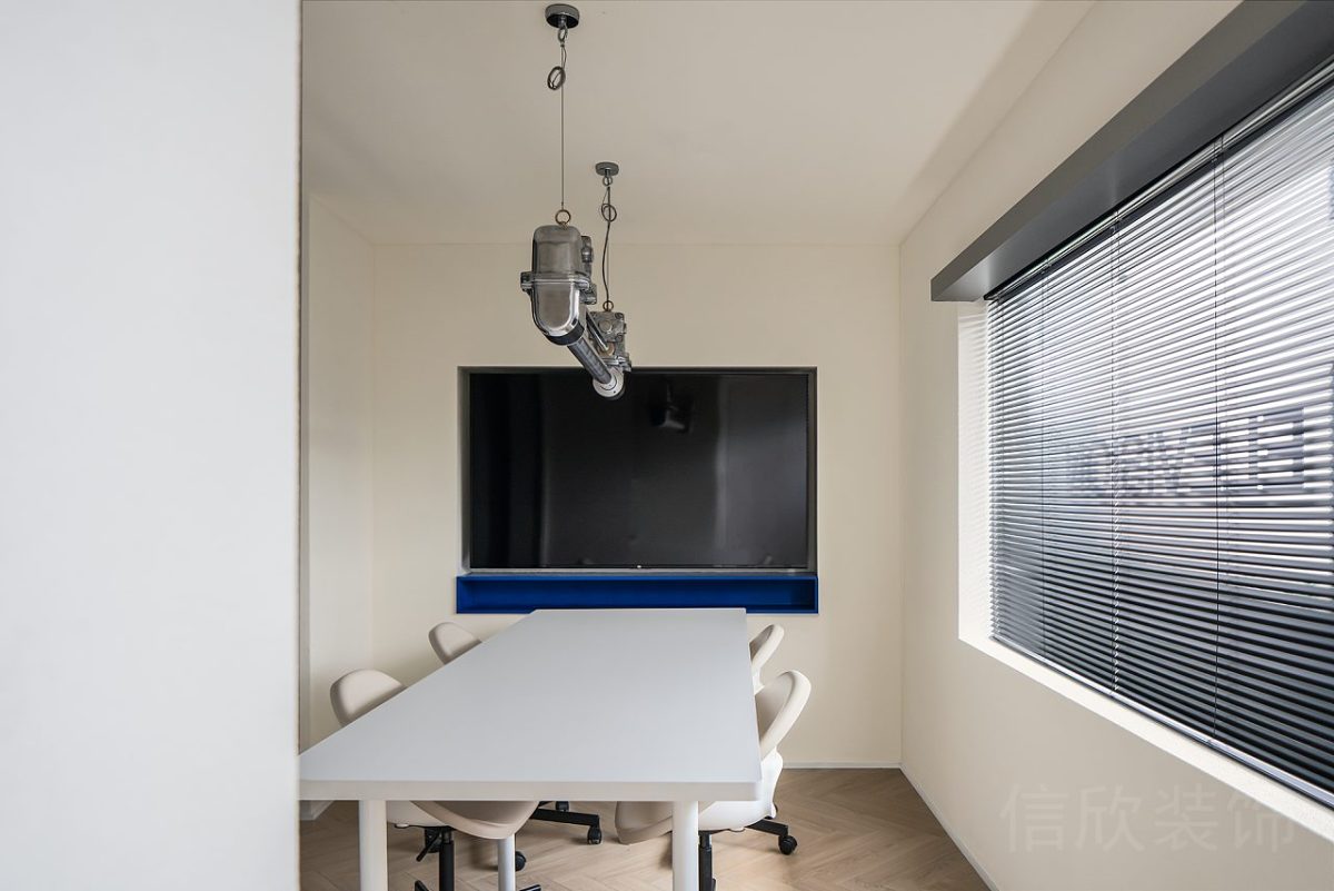 天花金屬吊頂燈飾設計直線式白色長桌效果內(nèi)嵌式顯示屏效果