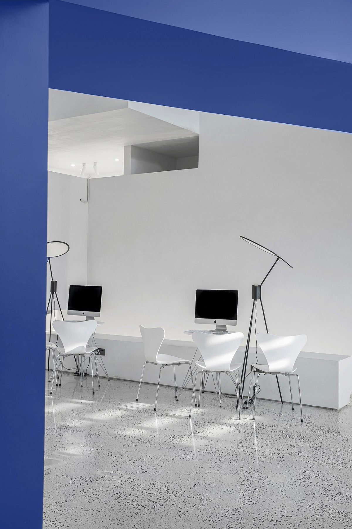 直播間設(shè)計(jì)藍(lán)色環(huán)形天花瓷磚水磨石效果過(guò)道裝修圖辦公室