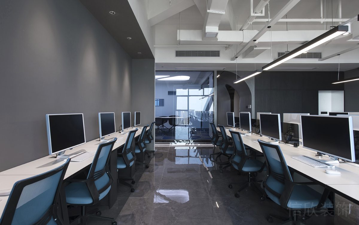 工位設(shè)計(jì)辦公室裝修天花燈飾吊頂現(xiàn)代簡(jiǎn)約風(fēng)直線長(zhǎng)桌裝修