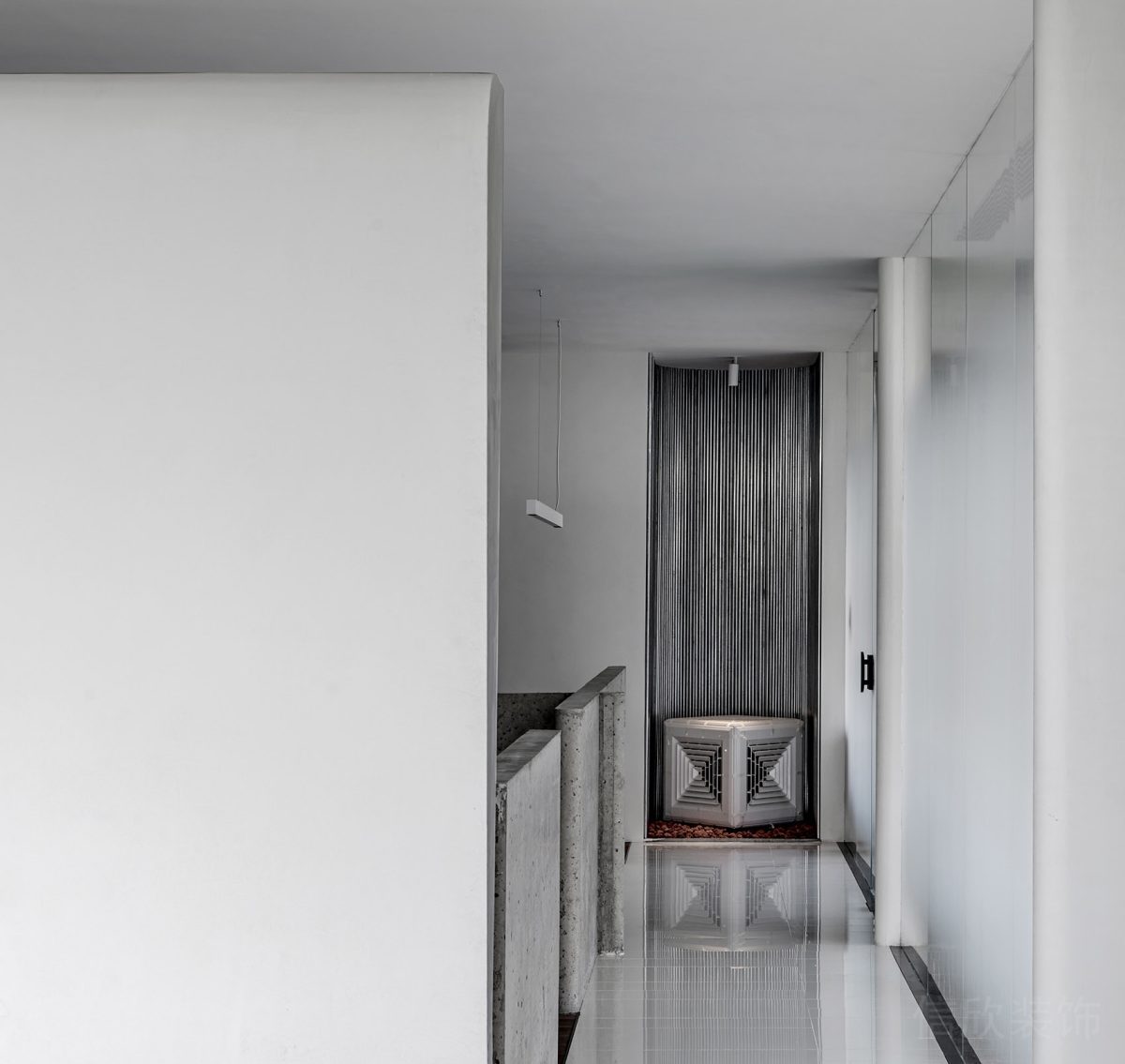 灰色調(diào)效果裝修大理石瓷磚效果裝修黑色墻體隔斷裝修過(guò)道辦公室設(shè)計(jì)