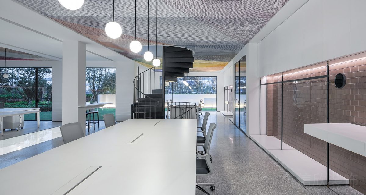 會議室裝修設(shè)計效果黑白色調(diào)金屬旋轉(zhuǎn)樓梯設(shè)計置物架效果