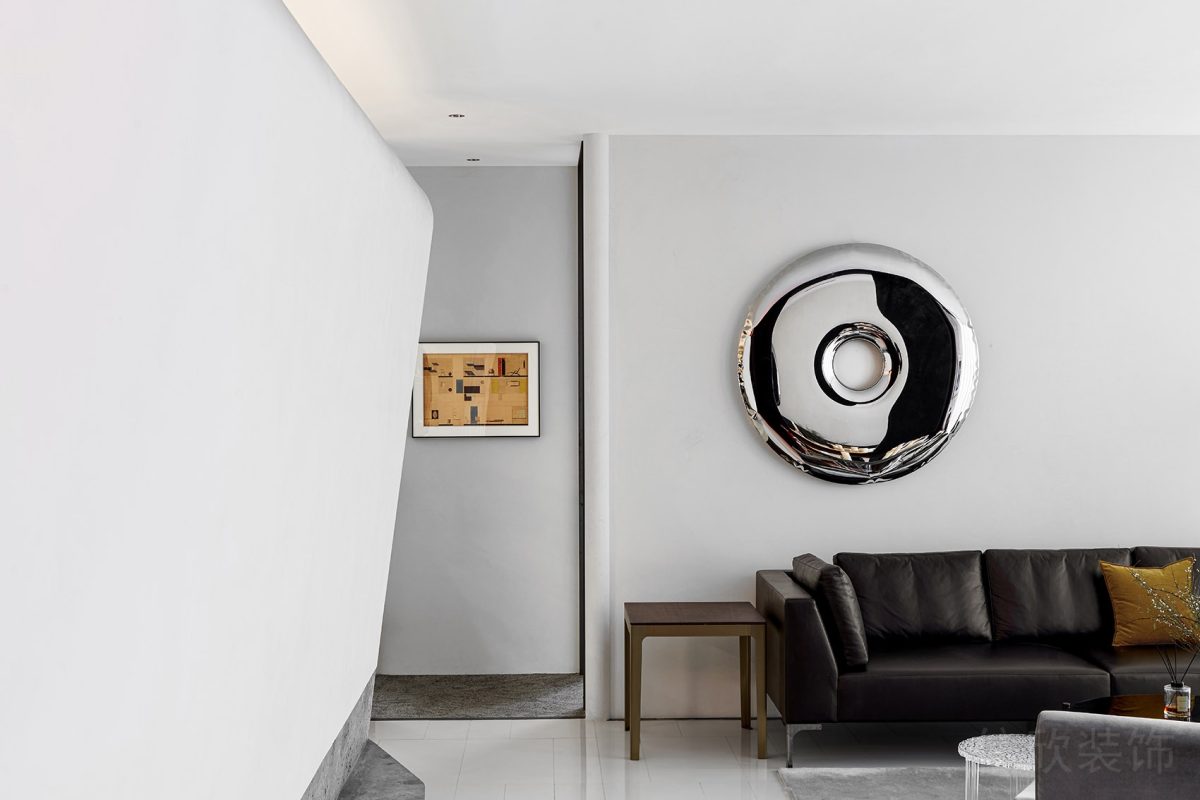 鏡面墻體圓形設(shè)計(jì)效果黑色皮革沙發(fā)裝修效果