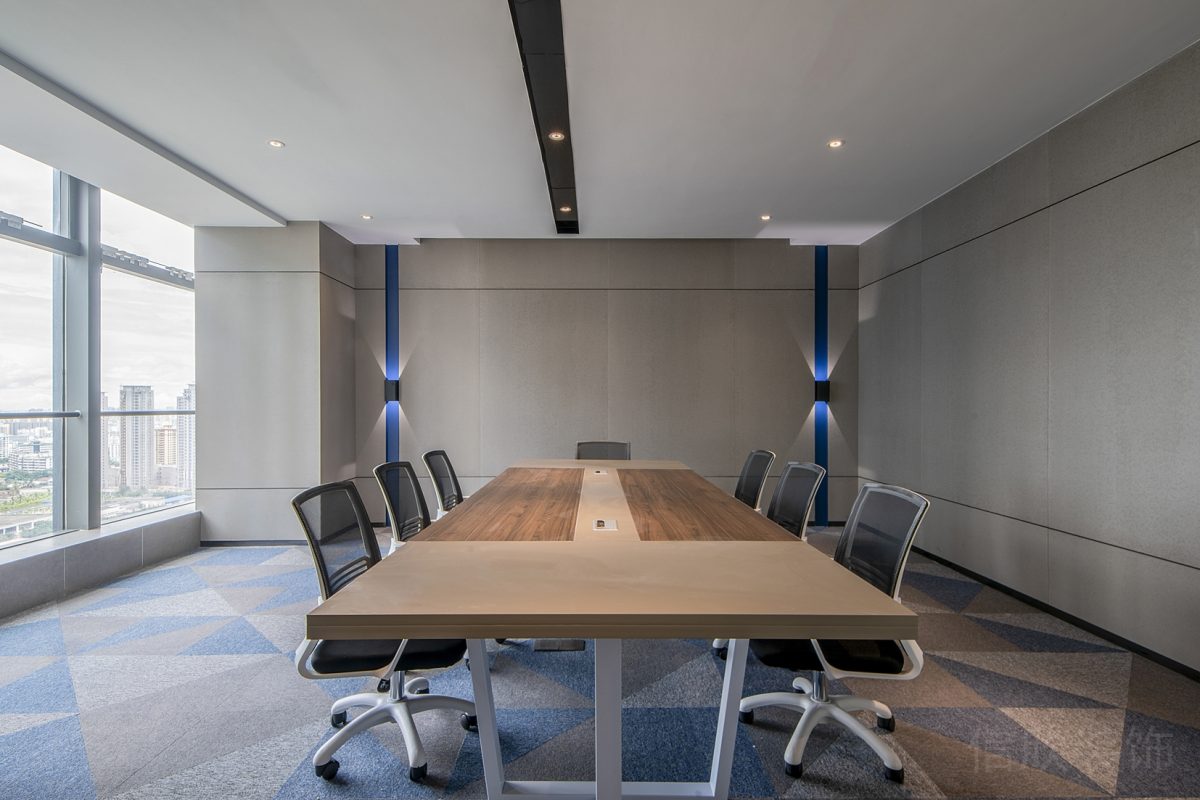 木質(zhì)辦公室裝修會議室設計現(xiàn)代商務風設計裝修地毯效果