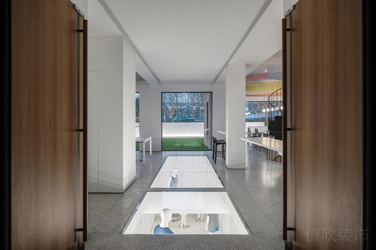 水磨石地板過道設(shè)計木質(zhì)平推門裝修玻璃隔斷效果