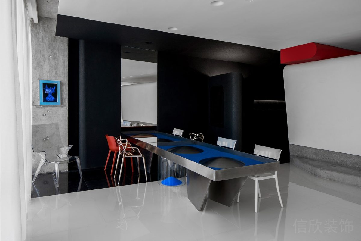 直線(xiàn)式會(huì)議室裝修紅藍(lán)色調(diào)效果裝修金屬工作桌裝修黑色墻體效果’