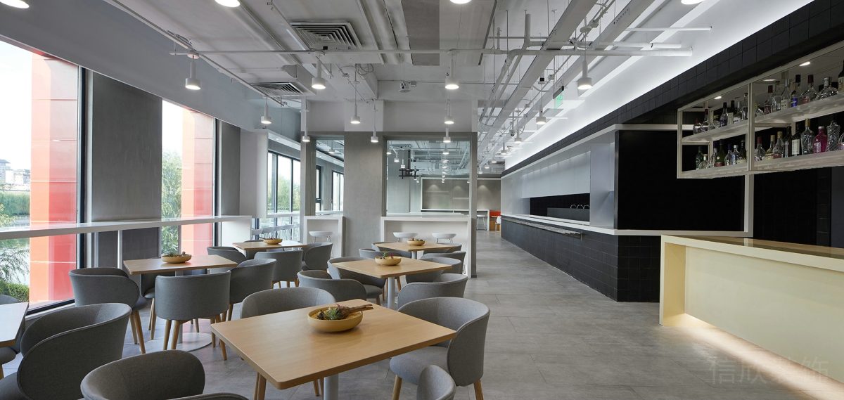 茶水間裝修設(shè)計原木風(fēng)座椅茶水間直線式座椅效果圖辦公室