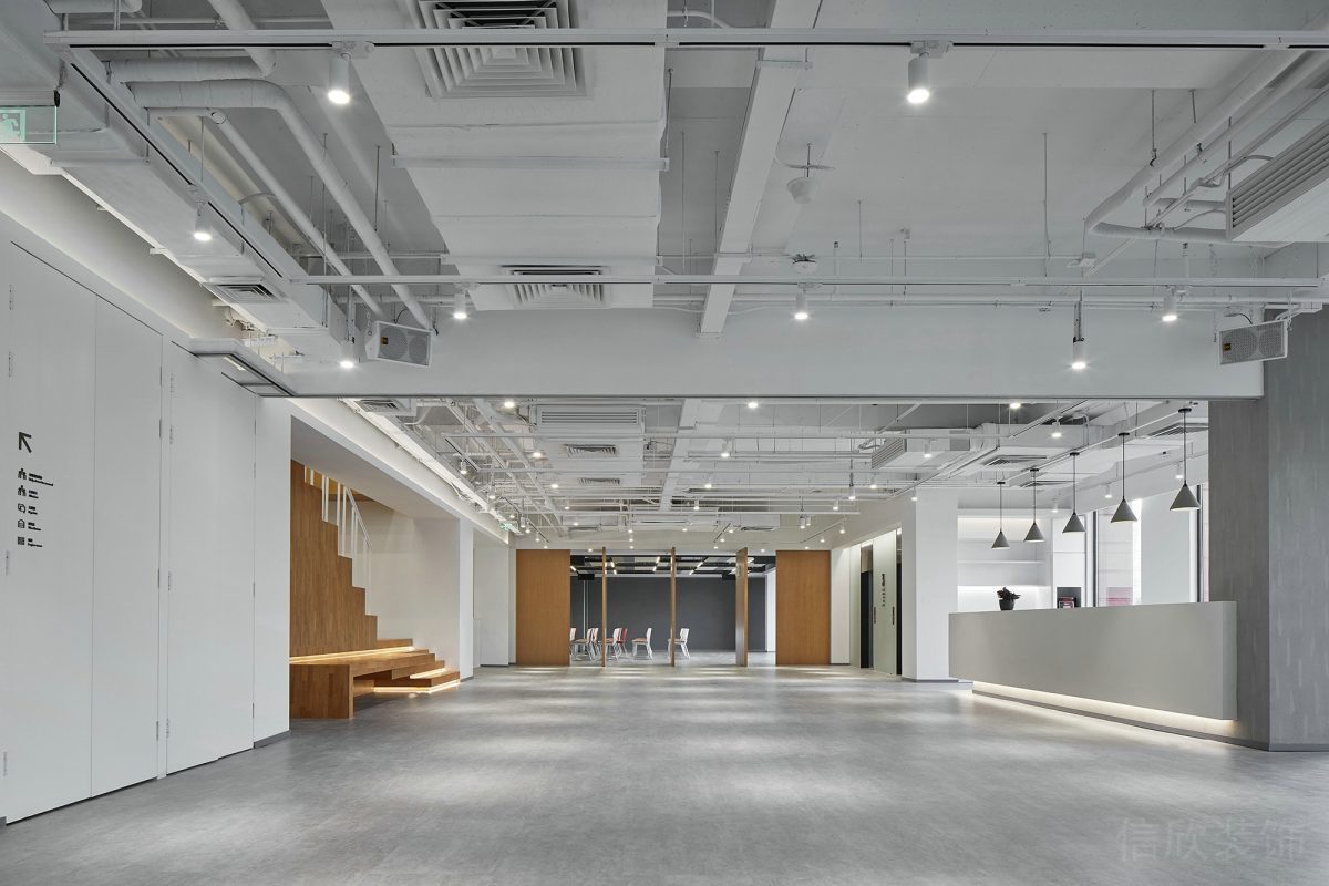 木飾面辦公室裝修設(shè)計現(xiàn)代工業(yè)風(fēng)辦公室裝修設(shè)計效果墻柱灰色調(diào)效果前臺客服中心接待處效果