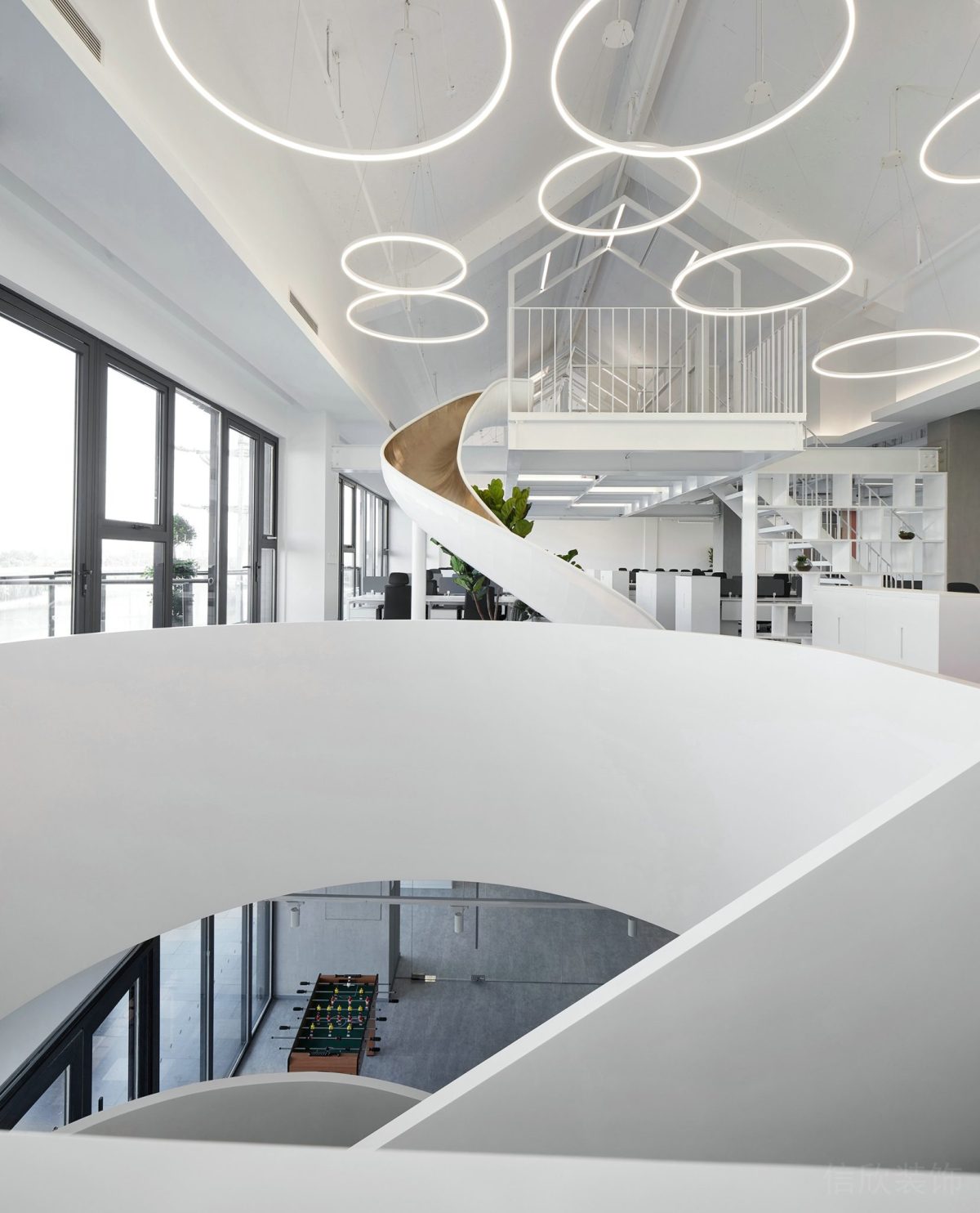 現(xiàn)代簡約風(fēng)辦公室裝修設(shè)計旋轉(zhuǎn)樓梯效果圖天花圓形燈飾吊頂效果圖