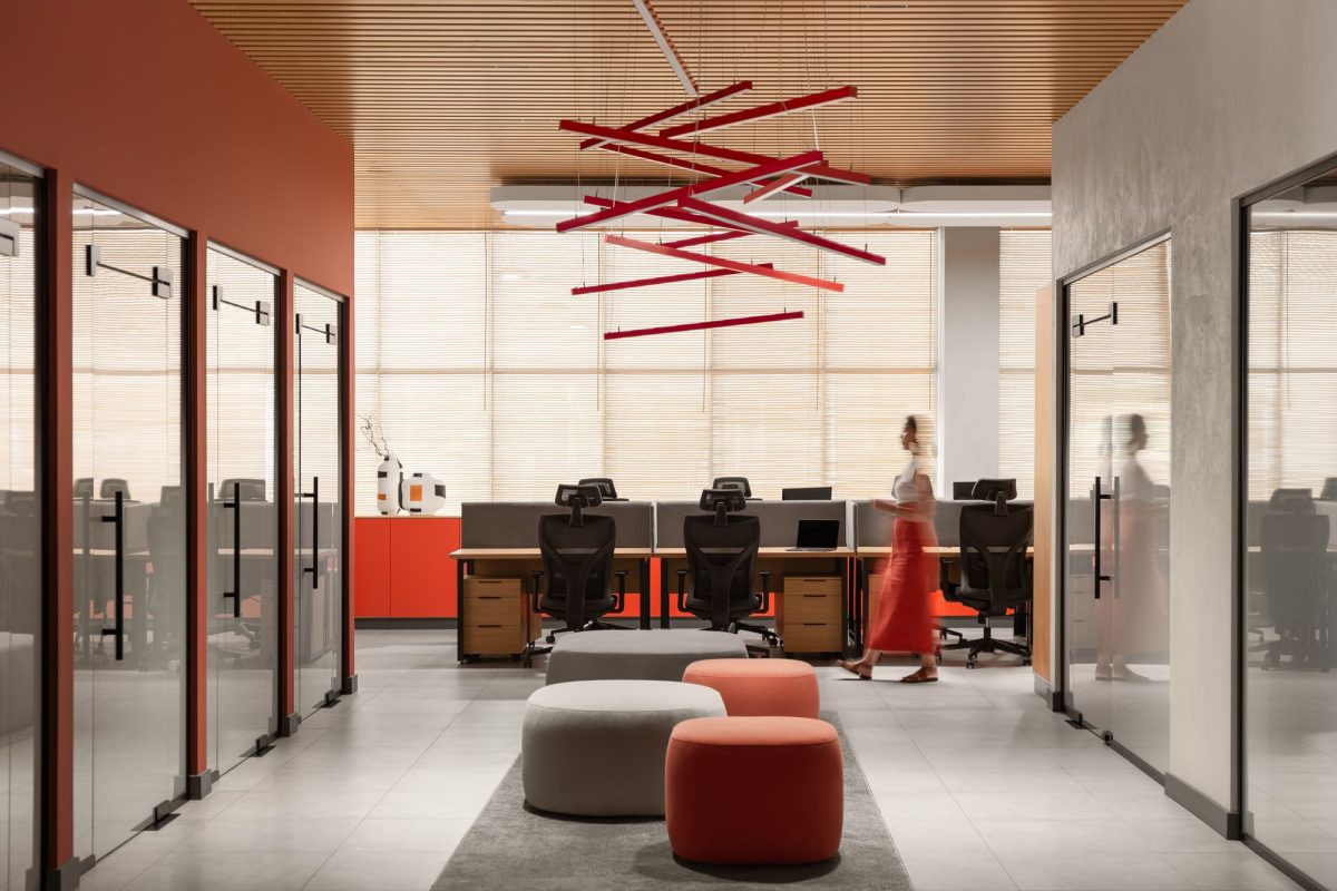 辦公室過(guò)道休息區(qū)紅色沙發(fā)圓凳