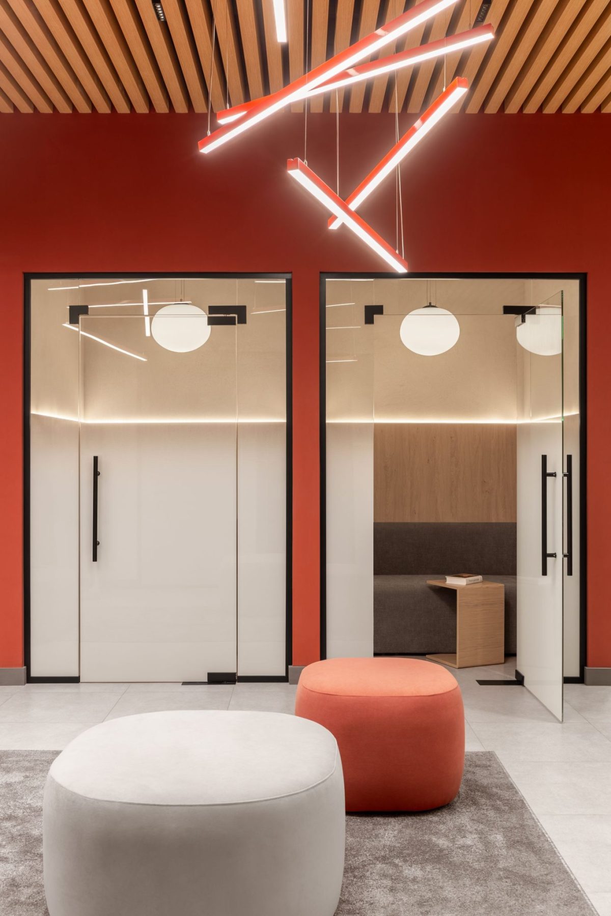 辦公室紅色墻面裝修設(shè)計(jì)